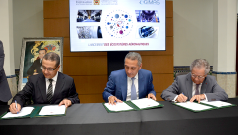 Cérémonie de signature de 2 contrats de performance relatifs aux écosystèmes aéronautiques à Rabat, le 28 juillet 2015